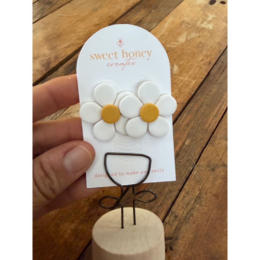 Sweet Honey Creates Daisy Stud Earrings Women OS White Floral Minimalist Indie